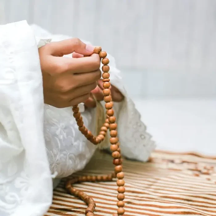 muslim-woman-hand-holding-rosary